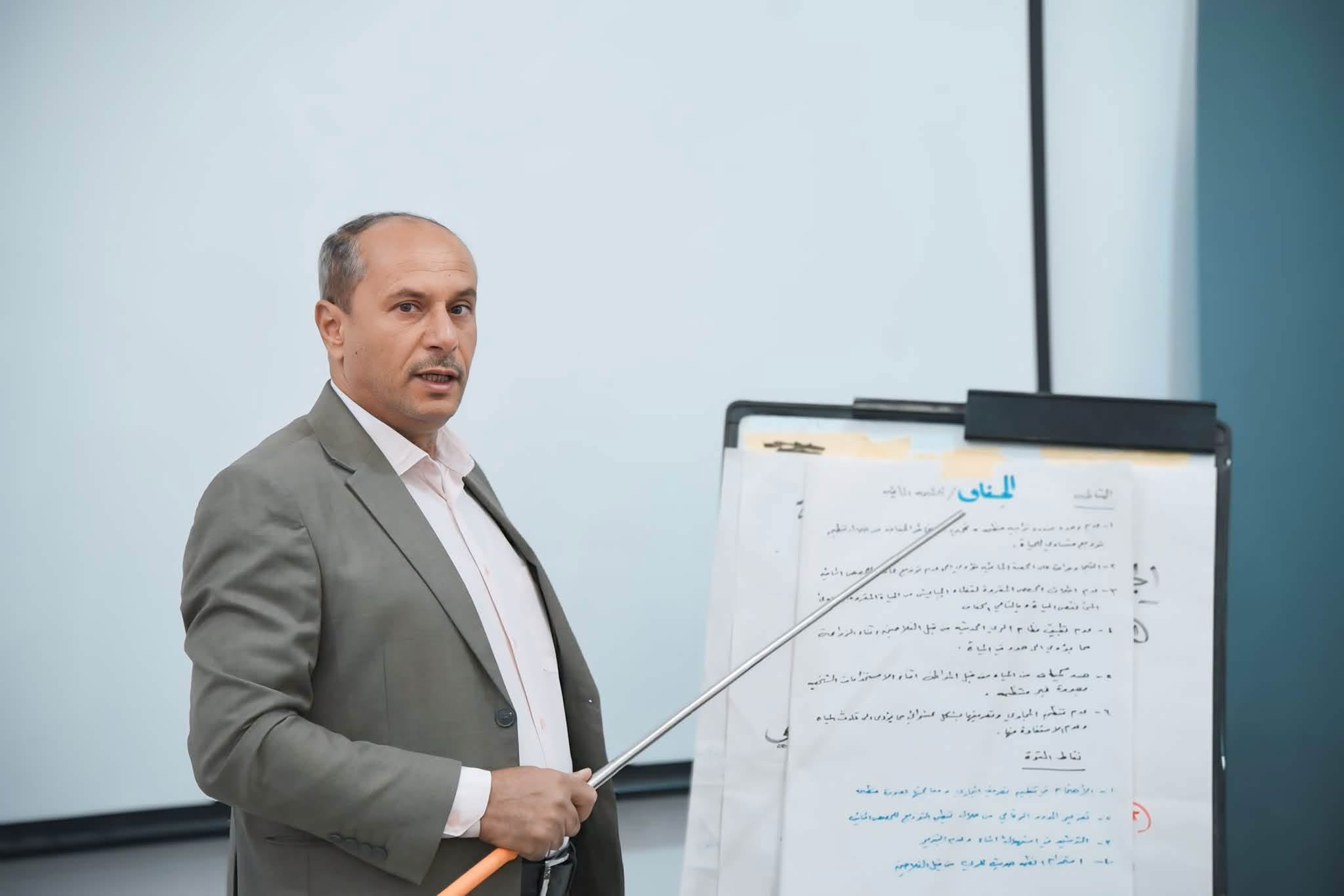 مدير مركز تراث الاهوار يلقي محاضرة عن شحة المياه