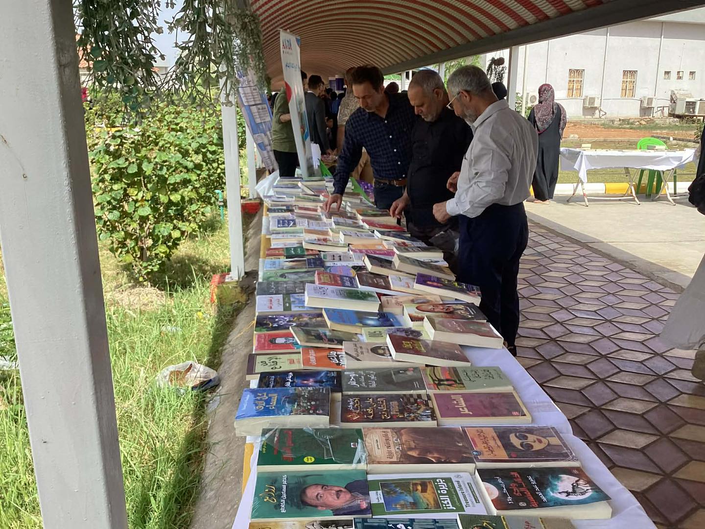 قصر الثقافة والفنون في الديوانية يقيم معرض للكتاب على حدائق كلية الصيدلة بجامعة القادسية