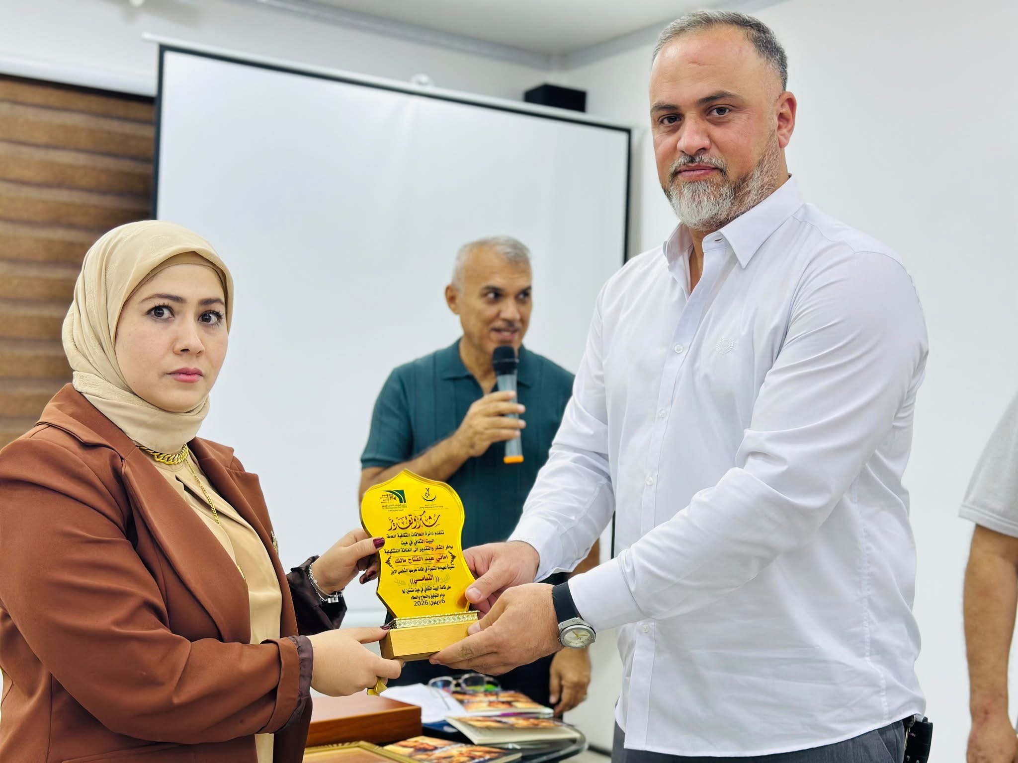 البيت الثقافي في هيت يقيم حفل توقيع كتاب رحلة مع الزهايمر